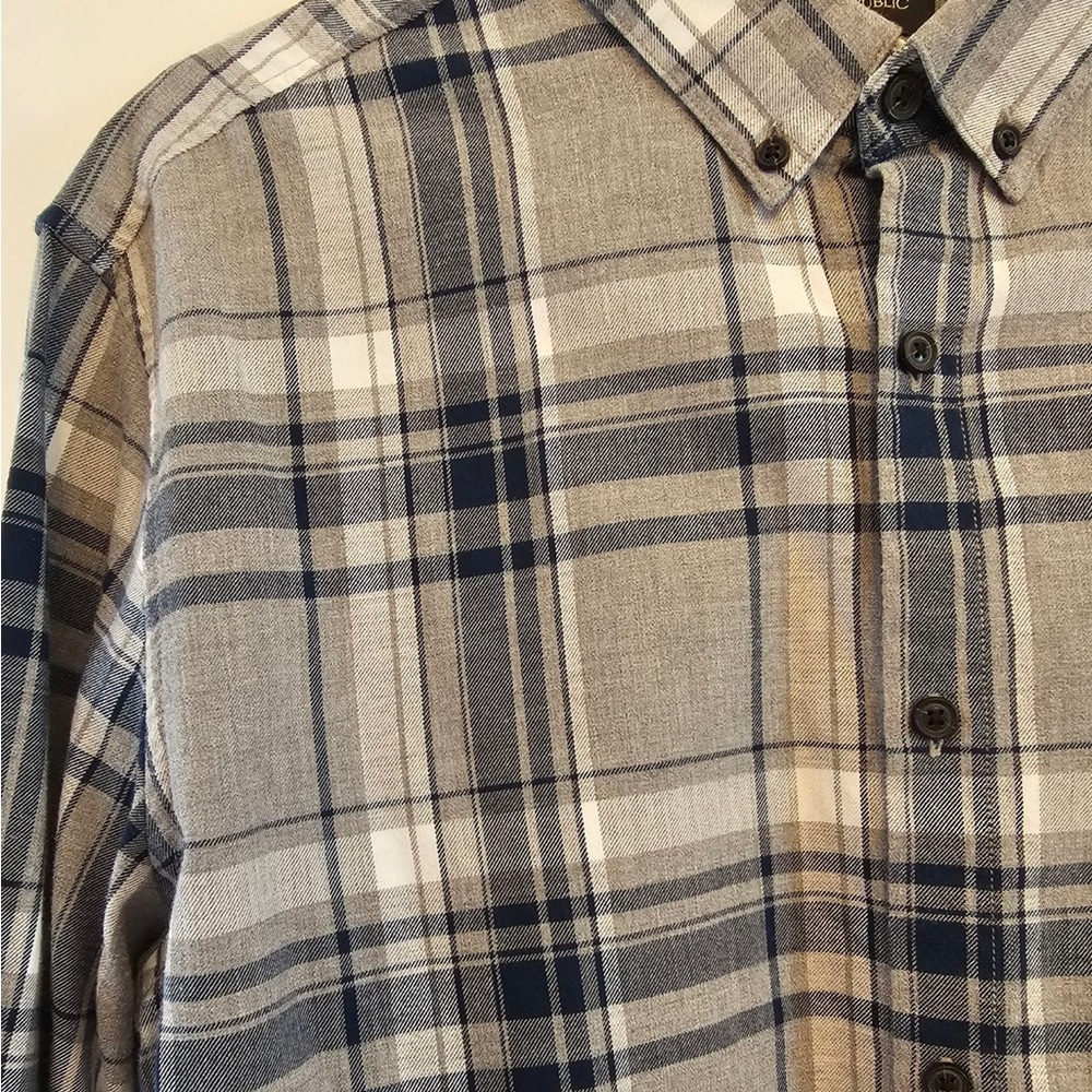 BANANA REPUBLIC UEC Men’s Shirt Size Large Plaid button down blue gray collared - Picture 3 of 10